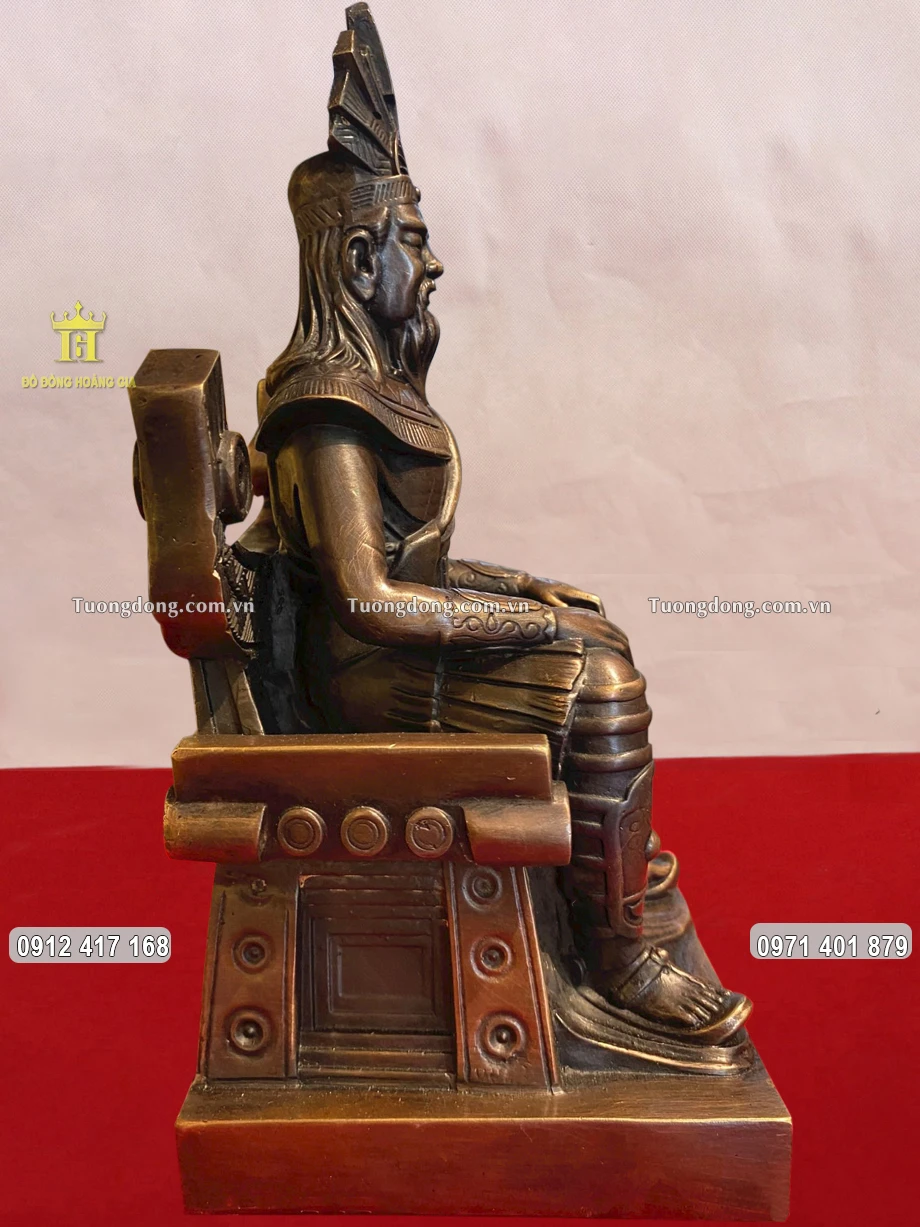 Hình ảnh nhìn nghiêng của bức tượng